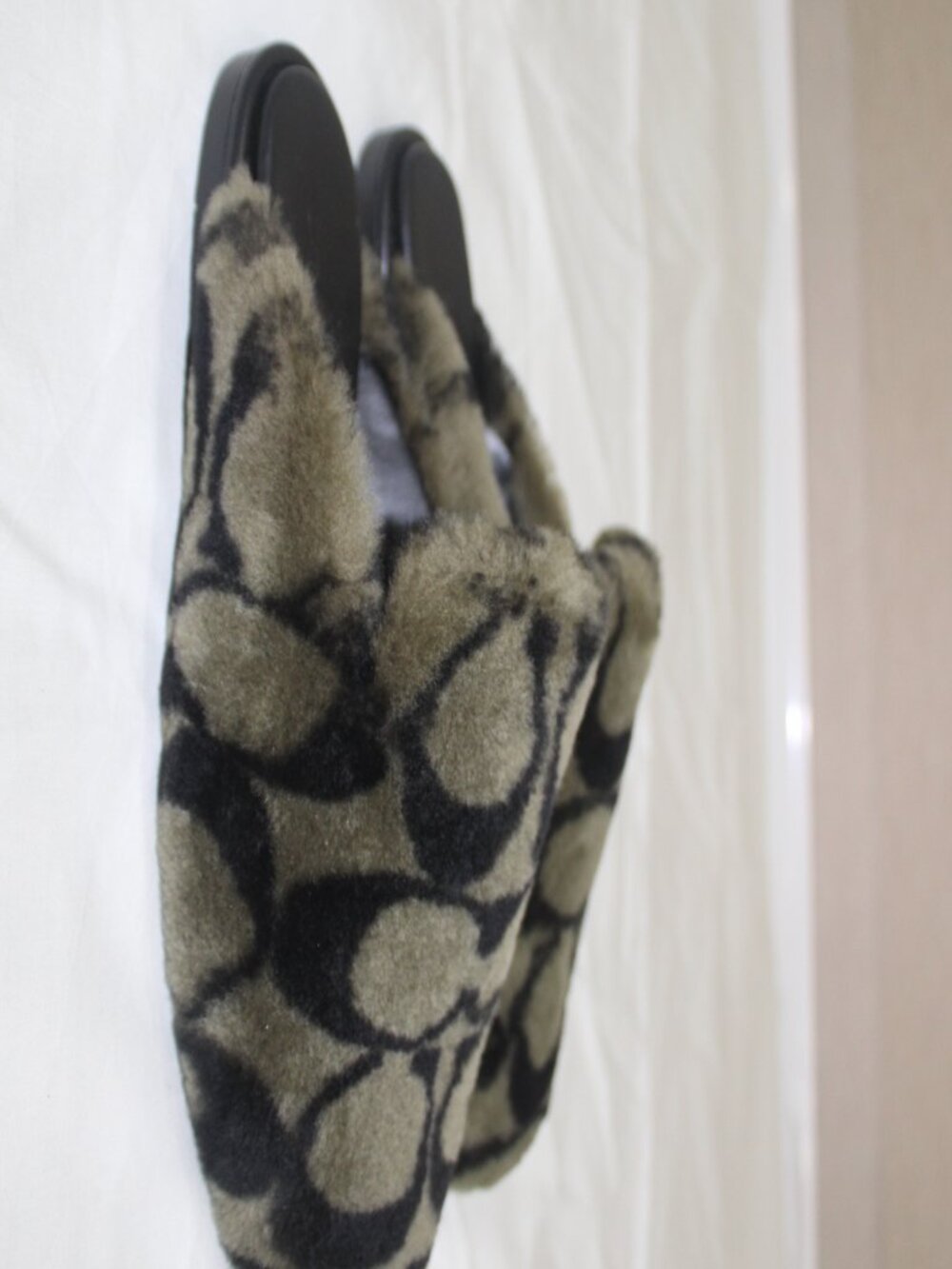 Coach Signature Shearling Slippers Olive Women's Size 7 CCO69